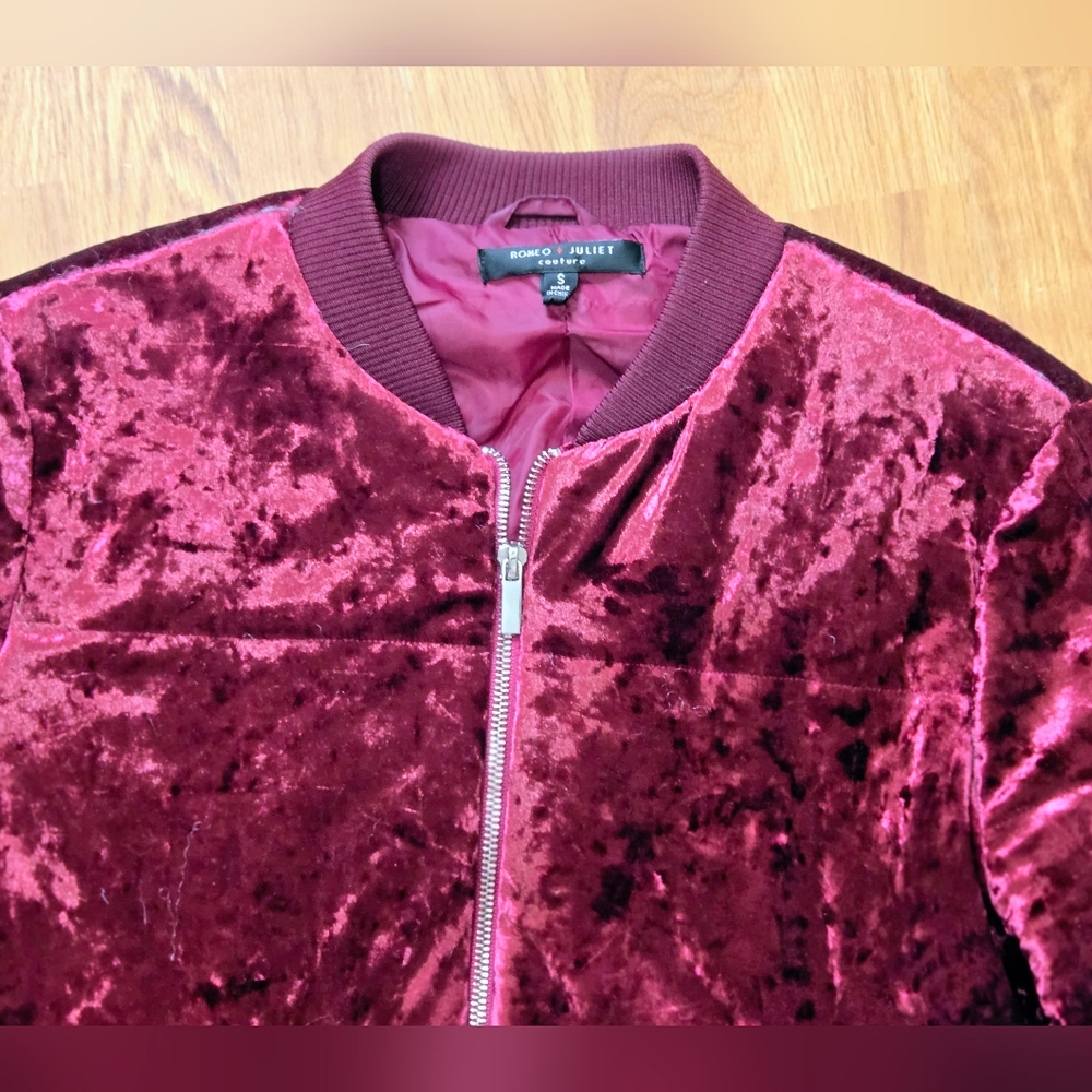 Romeo & Juliet Couture Metallic Burgundy Velvet Bomber Jacket Size S MSRP $175 - Picture 4 of 9